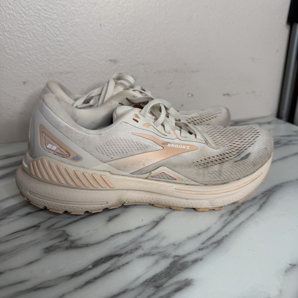 Brooks Adrenaline GTS 23 Shoes Womens SZ 7.5  Running Sneakers Peach Running
